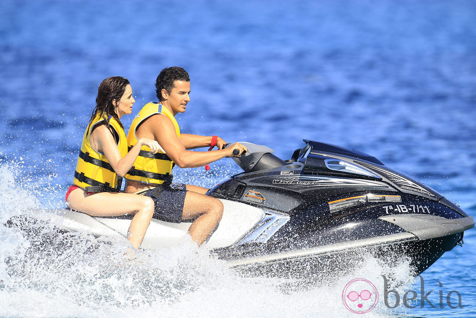 Paz Vega y Orson Salazar se divierten montando en una moto acuática en Ibiza