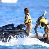 Paz Vega conduce una moto de agua mientras Orson Salazar se da un chapuzon en Ibiza