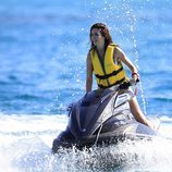 Paz Vega surca las aguas de Ibiza sobre una moto acuática