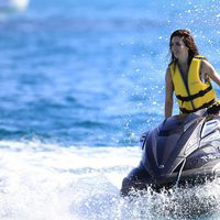 Paz Vega surca las aguas de Ibiza sobre una moto acuática