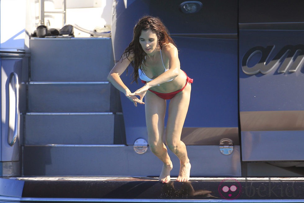 Paz Vega se lanza al agua durante sus vacaciones en Ibiza