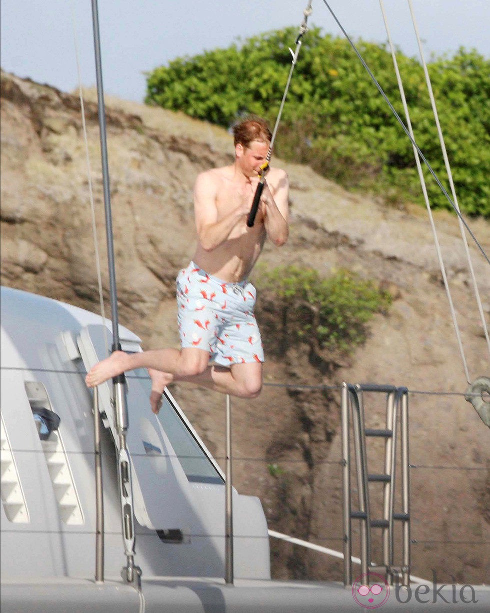 El príncipe Guillermo de Inglaterra se tira al agua durante sus vacaciones