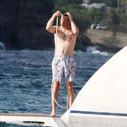 El príncipe Guillermo de Inglaterra sin camiseta en el Caribe