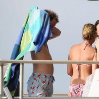 El Príncipe Guillermo sin camiseta con Kate Middleton en bañador