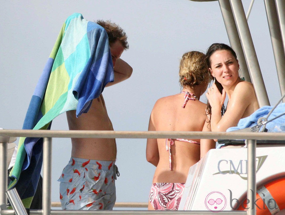 El Príncipe Guillermo sin camiseta con Kate Middleton en bañador