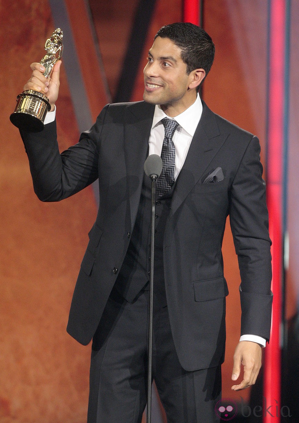 Adam Rodriguez recibe el ALMA al mejor actor de Televisión