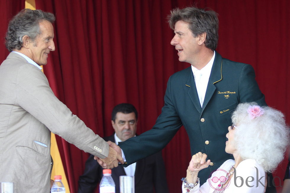 Cayetano Martínez de Irujo da la mano a Alfonso Díez junto a la Duquesa de Alba