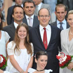 Los Príncipes Alberto y Charlene, Carolina de Mónaco y sus hijos en el picnic de Mónaco