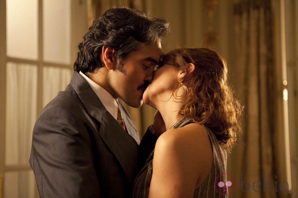 Tita Cervera y Espartaco besándose en una escena de 'Tita Cervera. La Baronesa'