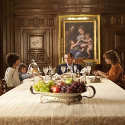 Carmen Cervera comiendo con su familia en una escena de 'Tita Cervera. La Baronesa'