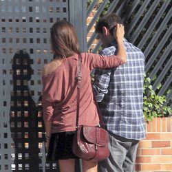 Sara Carbonero acaricia a Iker Casillas a la puerta de su casa