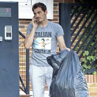 Iker Casillas saca la basura mientras habla por el móvil