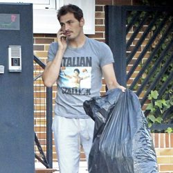 Iker Casillas saca la basura mientras habla por el móvil