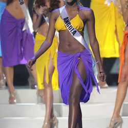 Leila Lopes, Miss Angola, con ropa de baño en la gala final de Miss Universo 2011