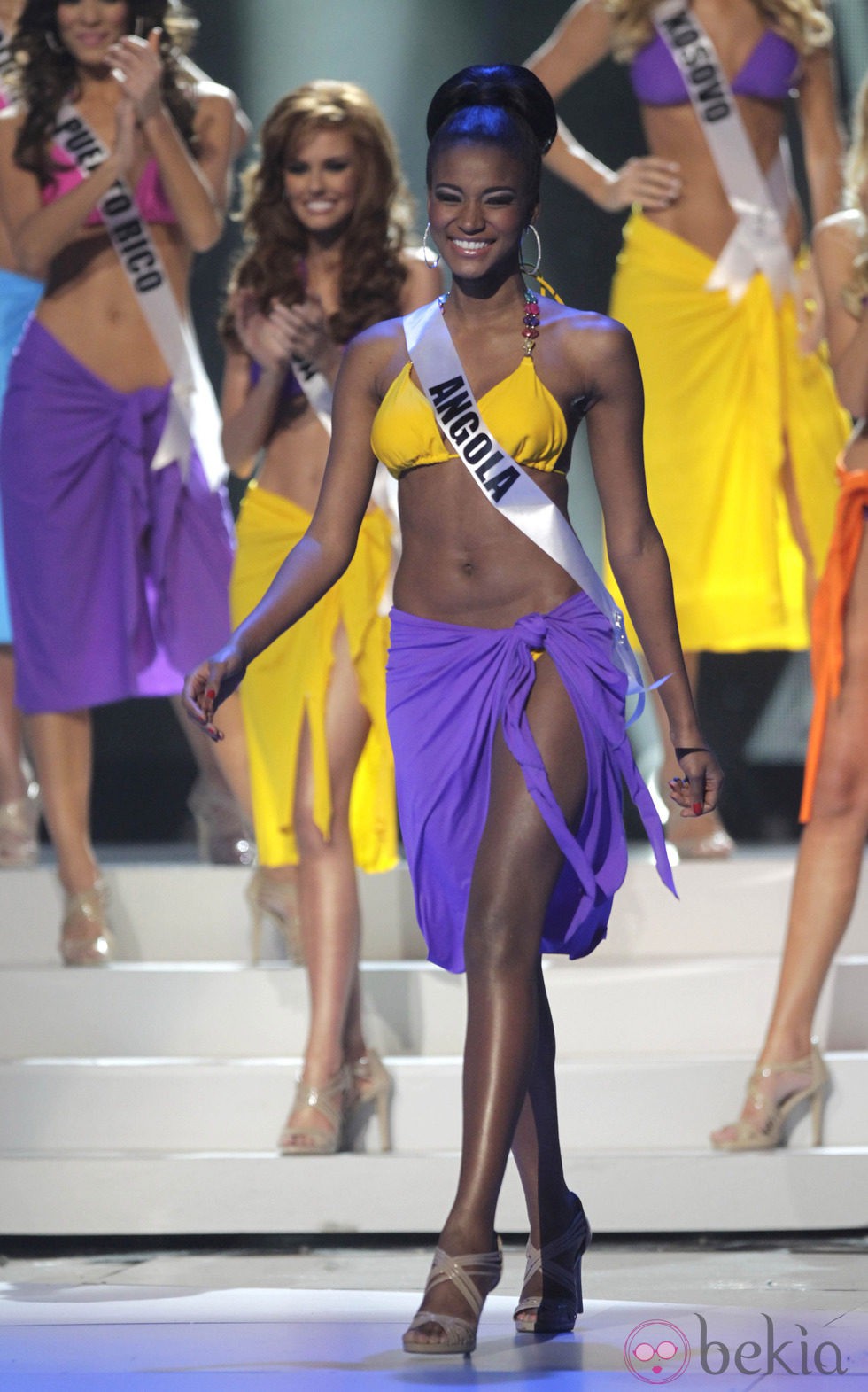 Leila Lopes, Miss Angola, con ropa de baño en la gala final de Miss Universo 2011