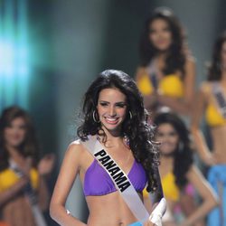 Miss Panama Sheldry Saez con ropa de baño en la gala final de Miss Universo 2011