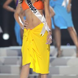 Miss Portugal Laura Gonçalves en ropa de baño en la gala final de Miss Universo 2011