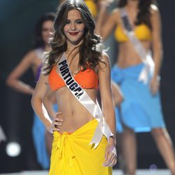 Miss Portugal Laura Gonçalves en ropa de baño en la gala final de Miss Universo 2011