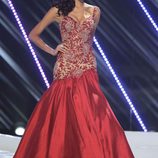 Miss China Luo Zilin desfila con traje de noche en la gala final de Miss Universo 2011
