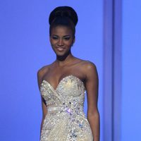 Miss Angola Leila Lopes desfila con traje de noche en la gala final de Miss Universo 2011