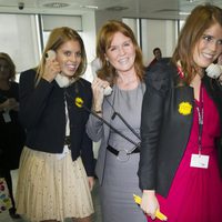 Sarah Ferguson y las Princesas de York atienden el teléfono en la BGC Annual Global Charity Day