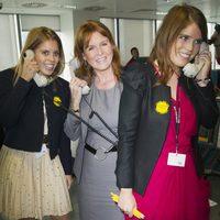 Sarah Ferguson y las Princesas de York atienden el teléfono en la BGC Annual Global Charity Day