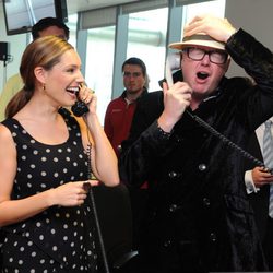 Chris Evans y Kelly Brook atienden el teléfono en la BGC Charity Day