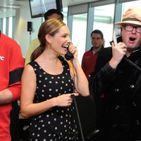 Chris Evans y Kelly Brook atienden el teléfono en la BGC Charity Day
