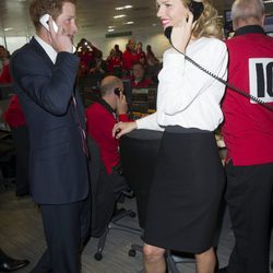 Eva Herzigova y el Príncipe Harry atienden el teléfono en la BGC Charity Day
