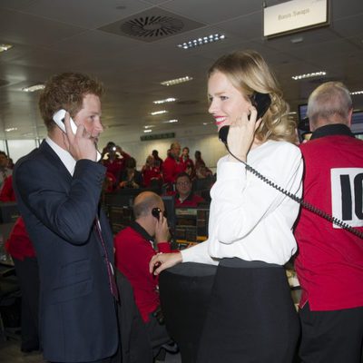 Eva Herzigova y el Príncipe Harry atienden el teléfono en la BGC Charity Day