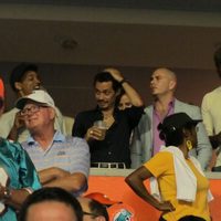 Will Smith, Marc Anthony y Pitbull viendo un partido de fútbol americano en Miami