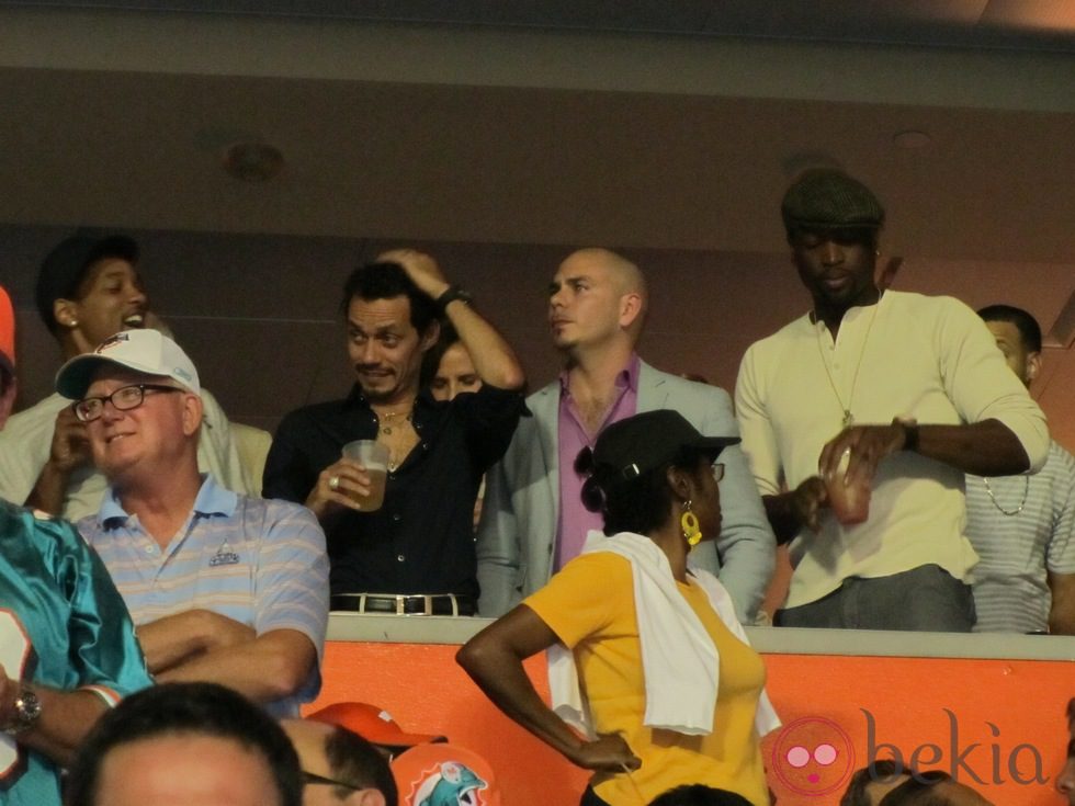 Will Smith, Marc Anthony y Pitbull viendo un partido de fútbol americano en Miami