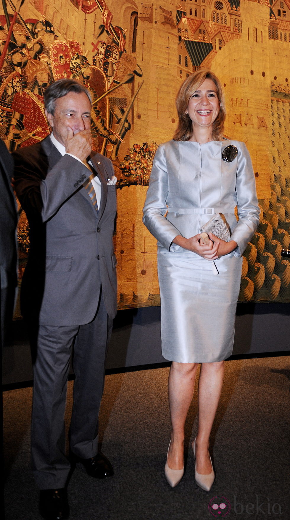 La Infanta Cristina y el embajador de España en EEUU en la exposición de tapices de Pastrana