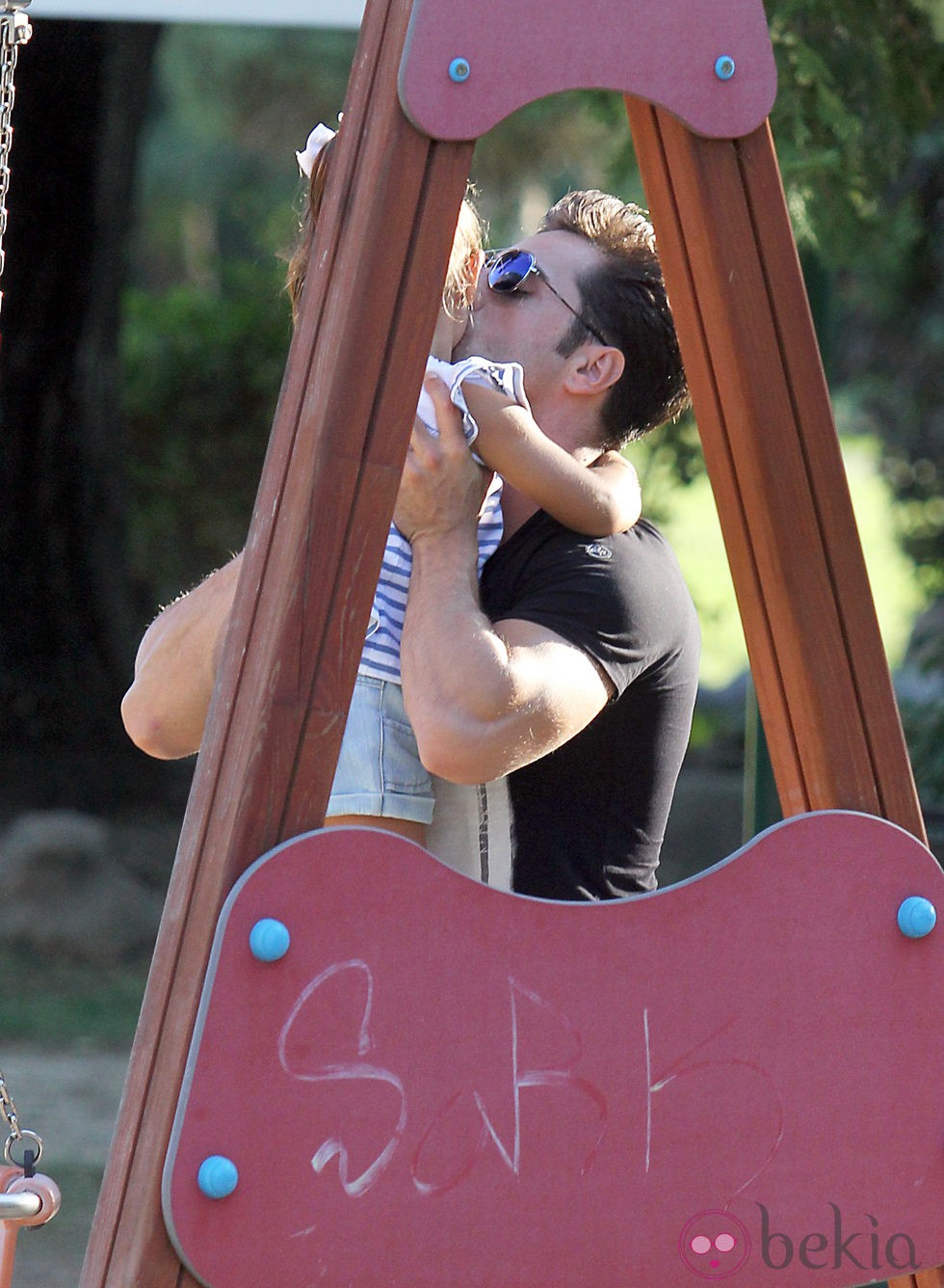 David Bustamante se divierte con su hija Daniella en el parque