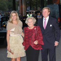 La Reina Beatriz de Holanda y los Príncipes Guillermo y Máxima en el 50 aniversario del Ballet Nacional holandés