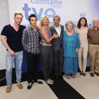 Miguel Ángel Bernardeau, Santiago González, Eduardo Ladrón de Guevara y el reparto de 'Cuéntame'