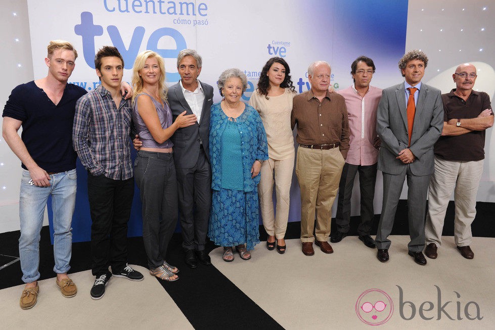 Miguel Ángel Bernardeau, Santiago González, Eduardo Ladrón de Guevara y el reparto de 'Cuéntame'