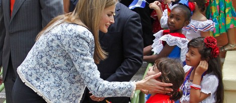 La Princesa Letizia, cariñosa con una niña en Miami