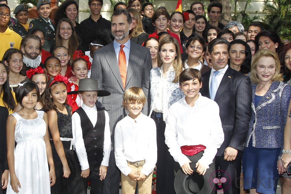 Los Príncipes Felipe y Letizia con los alumnos del colegio bilingüe K8 Coral Way de Miami