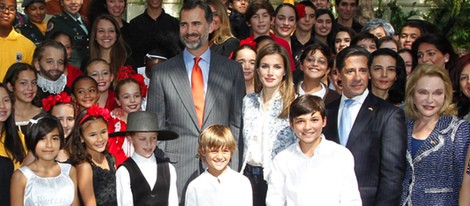 Los Príncipes Felipe y Letizia con los alumnos del colegio bilingüe K8 Coral Way de Miami