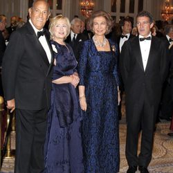 Óscar de la Renta, Hillary Clinton, la Reina Sofía y Antonio Banderas en la entrega de las Medallas de Oro del Queen Sofía Spanish Institute