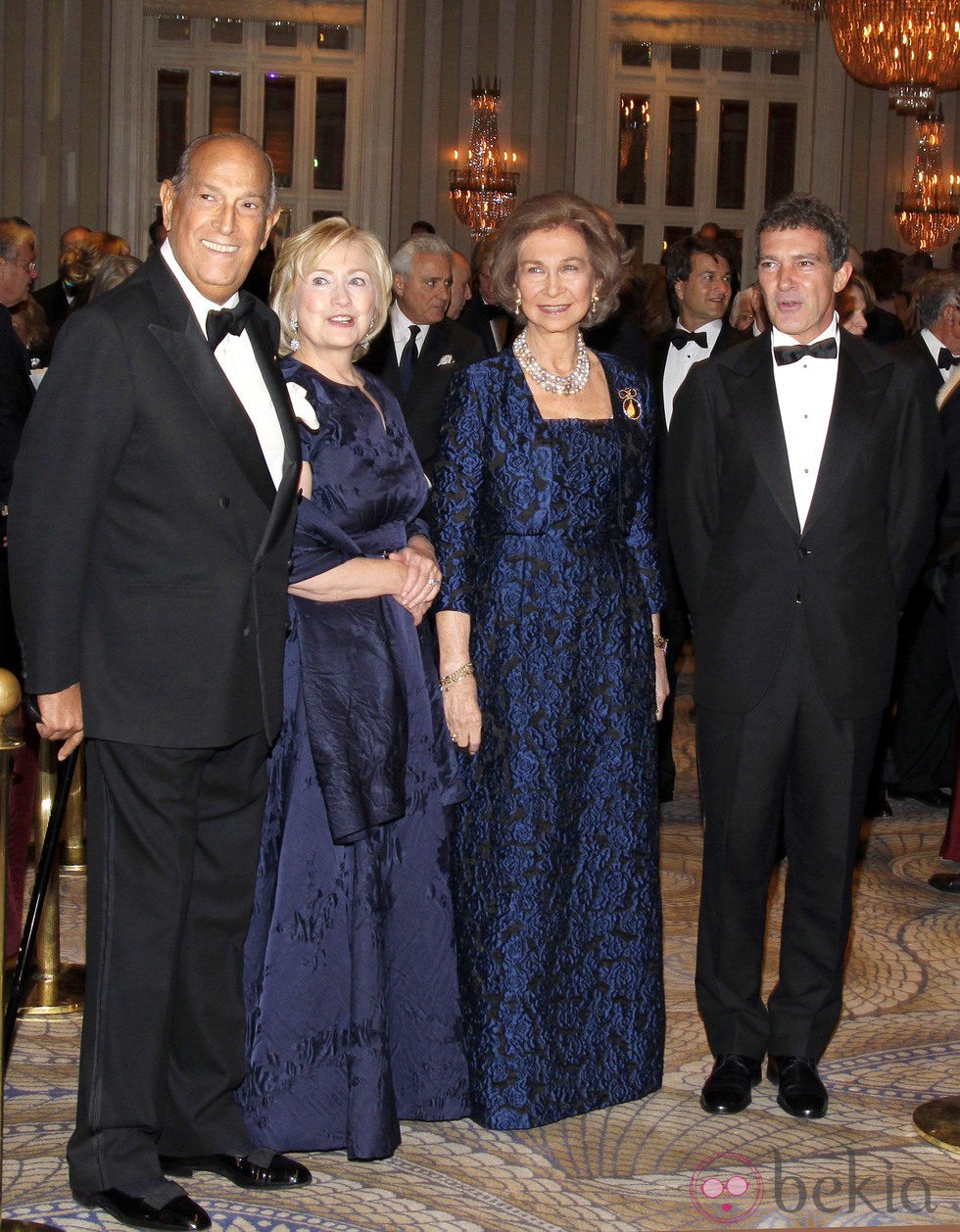 Óscar de la Renta, Hillary Clinton, la Reina Sofía y Antonio Banderas en la entrega de las Medallas de Oro del Queen Sofía Spanish Institute