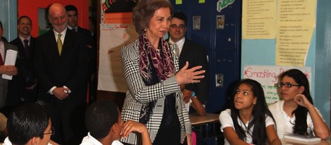 La Reina Sofía con los alumnos de la Middle School South Bronx de Nueva York