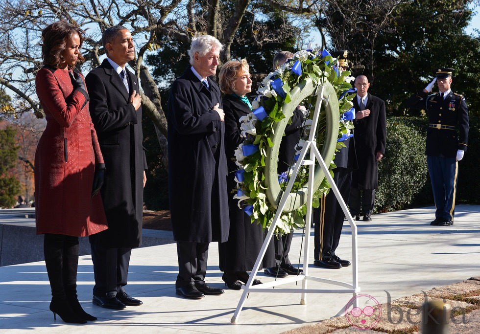 Barack Obama, Michelle Obama, Bill Clinton y Hillary Clinton en la ofrenda a J.F. Kennedy
