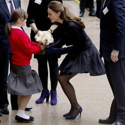 Kate Middleton saluda a una niña en un foro sobre la infancia