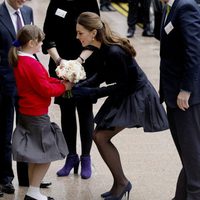 Kate Middleton saluda a una niña en un foro sobre la infancia