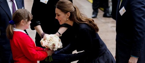 Kate Middleton saluda a una niña en un foro sobre la infancia