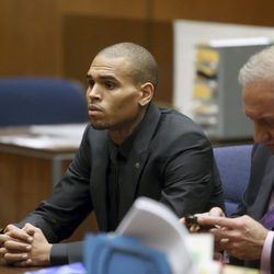 Chris Brown durante uno de sus juicios
