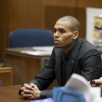 Chris Brown durante uno de sus juicios