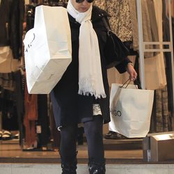 Terelu Campos sale cargada de bolsas de una tienda